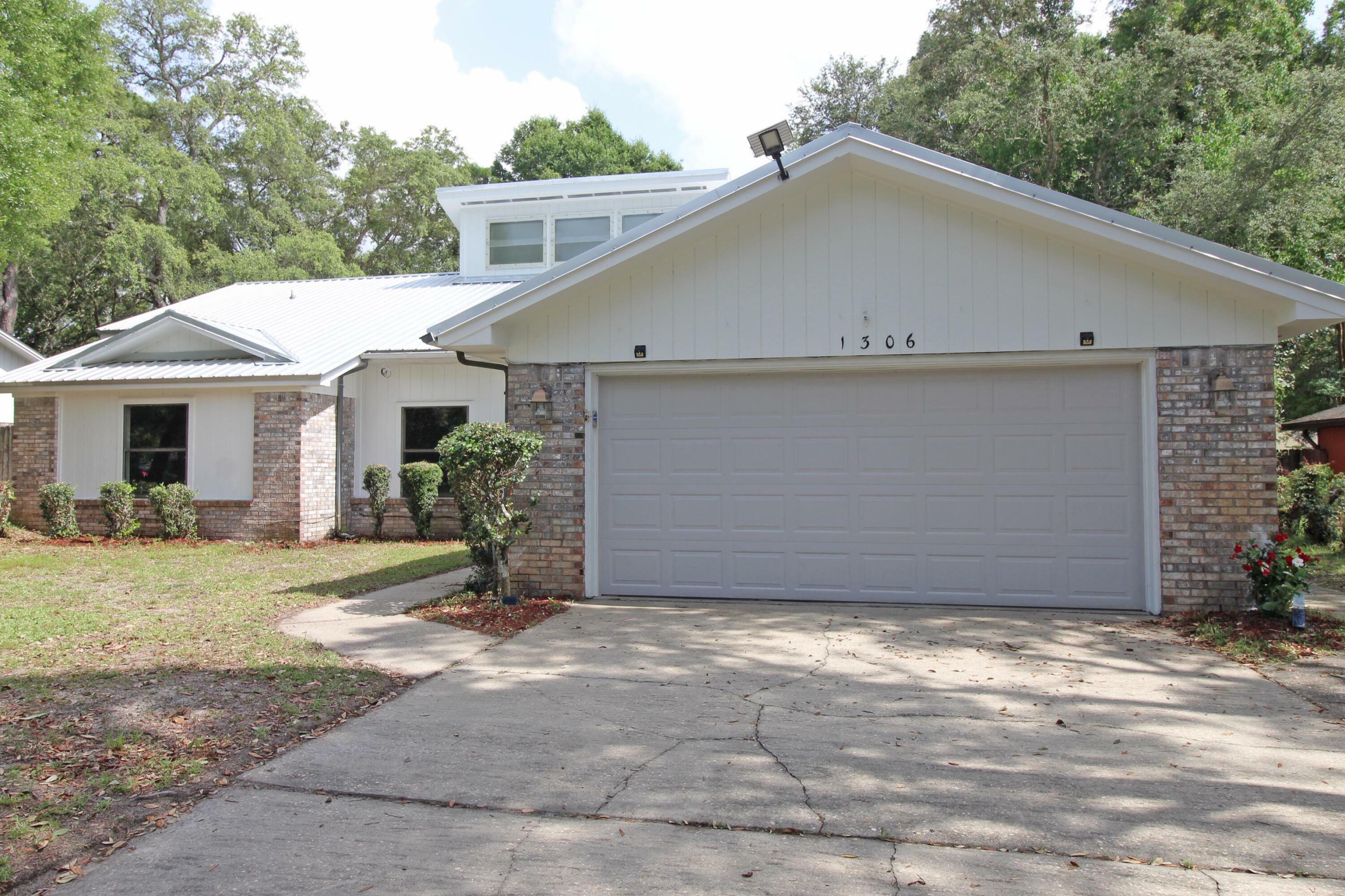 Property Photo: 1306 Rosewood Way FL 32578