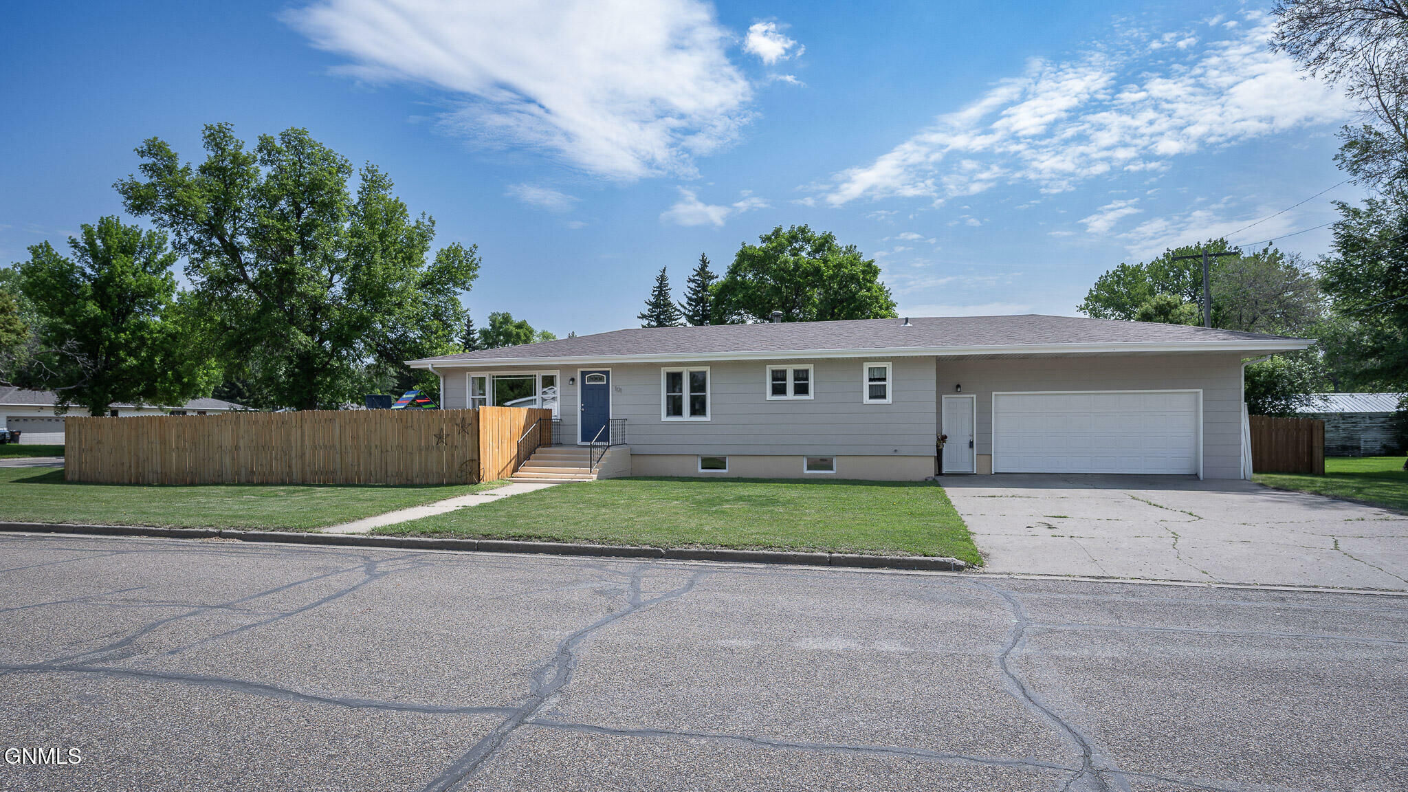 101 S Lincoln Ave  Center ND 58530 photo