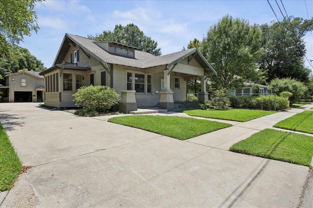 Property Photo: 507 W Orange Avenue TX 77630