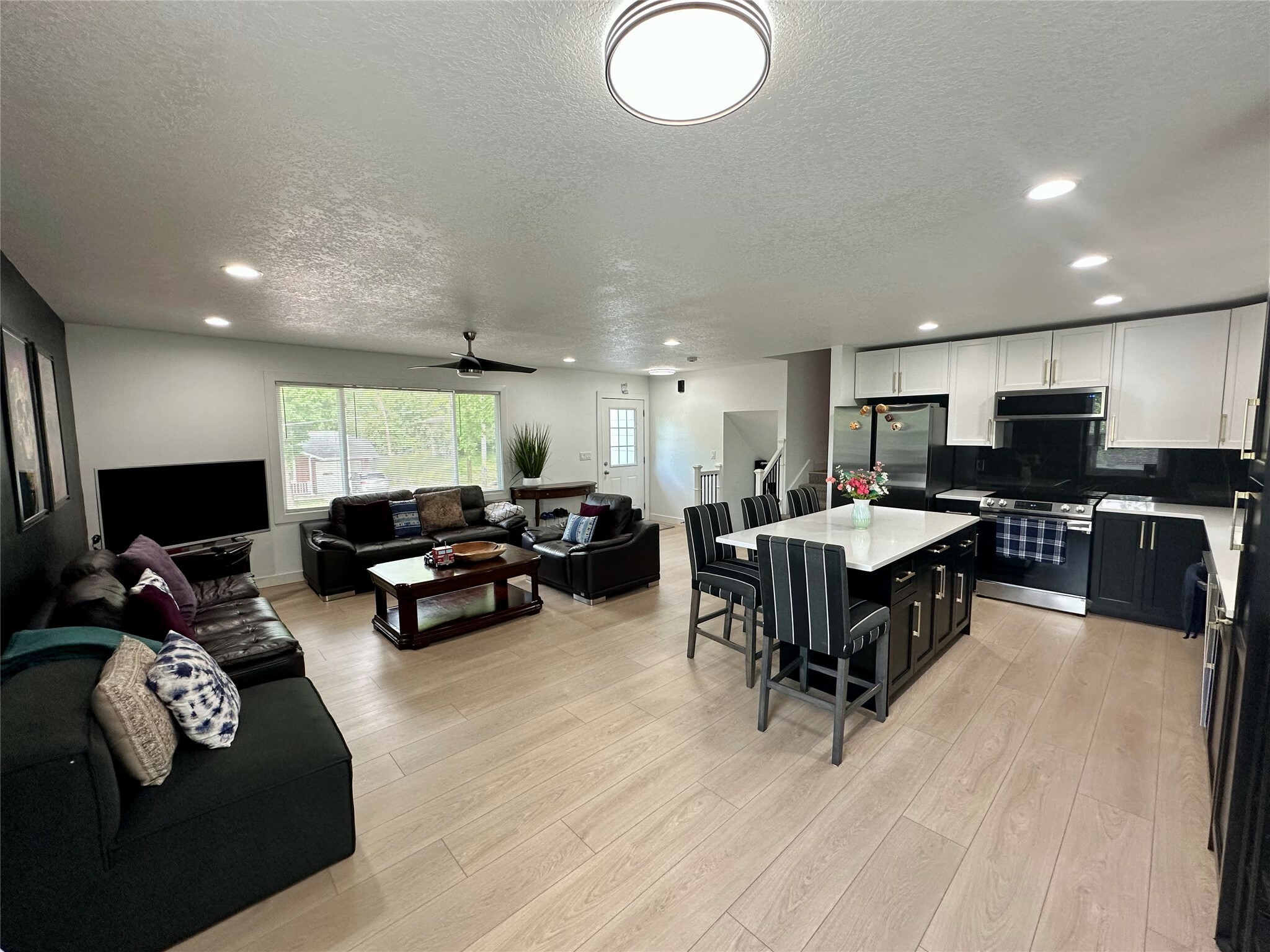 Property Photo: 809 Knob Hill Drive IA 50317