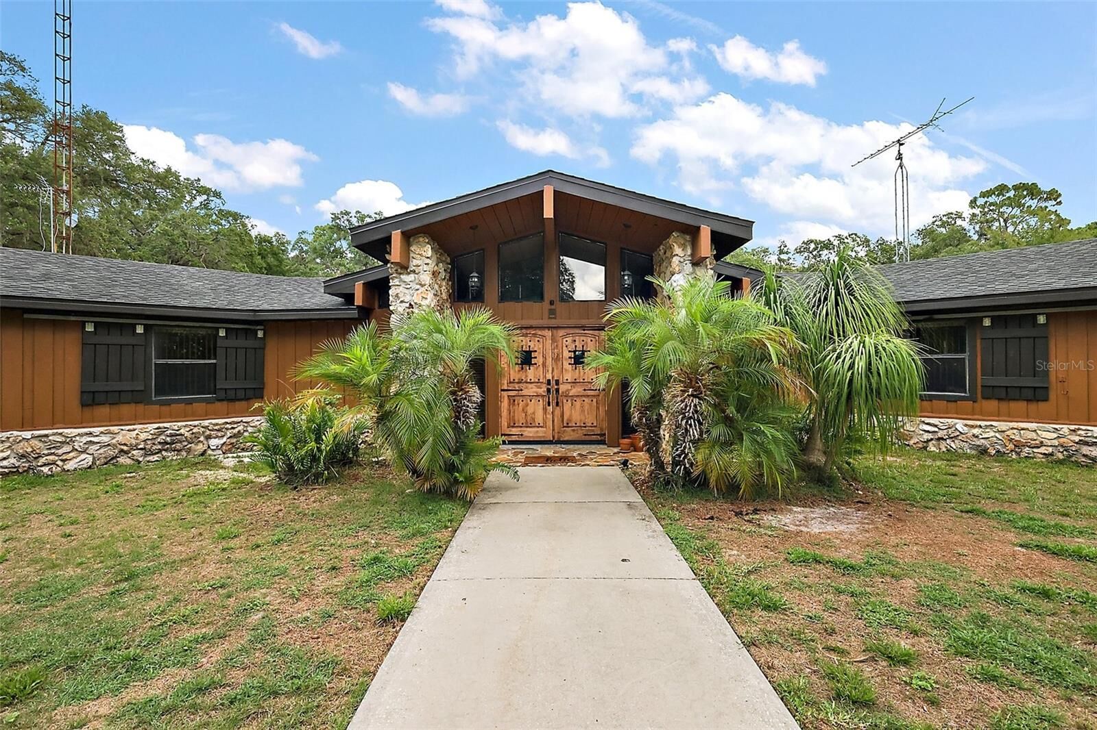 Property Photo: 672 E Belt Avenue FL 33513