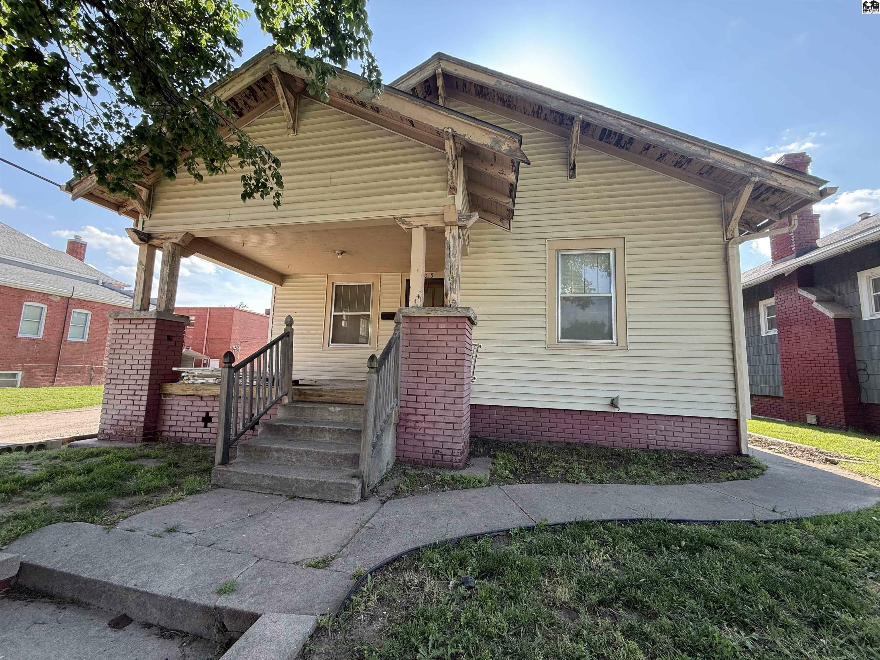 Property Photo: 1015 N Jefferson St KS 67501