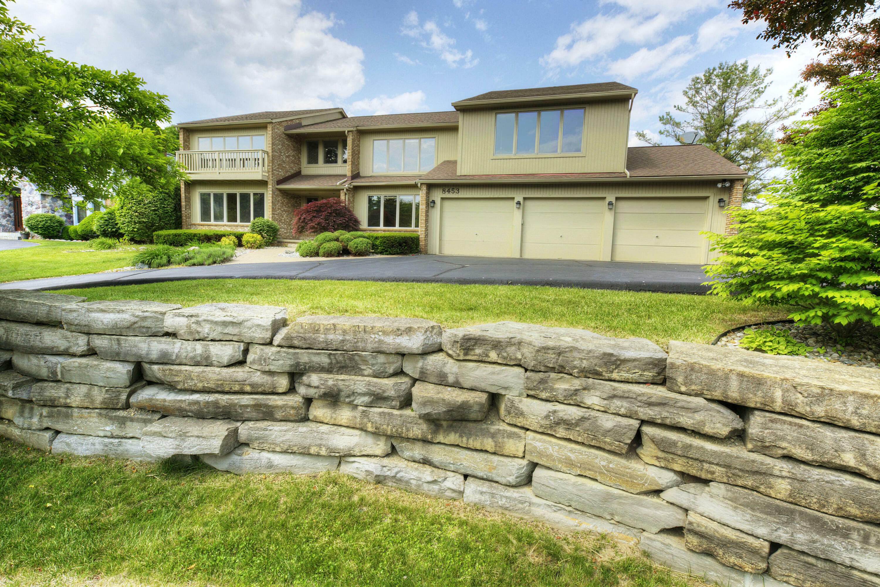 Property Photo: 8453 Harbortowne Drive MI 48348