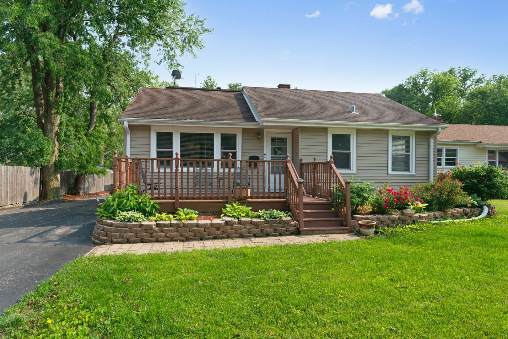 Property Photo: 219 W Crystal Avenue IL 60148