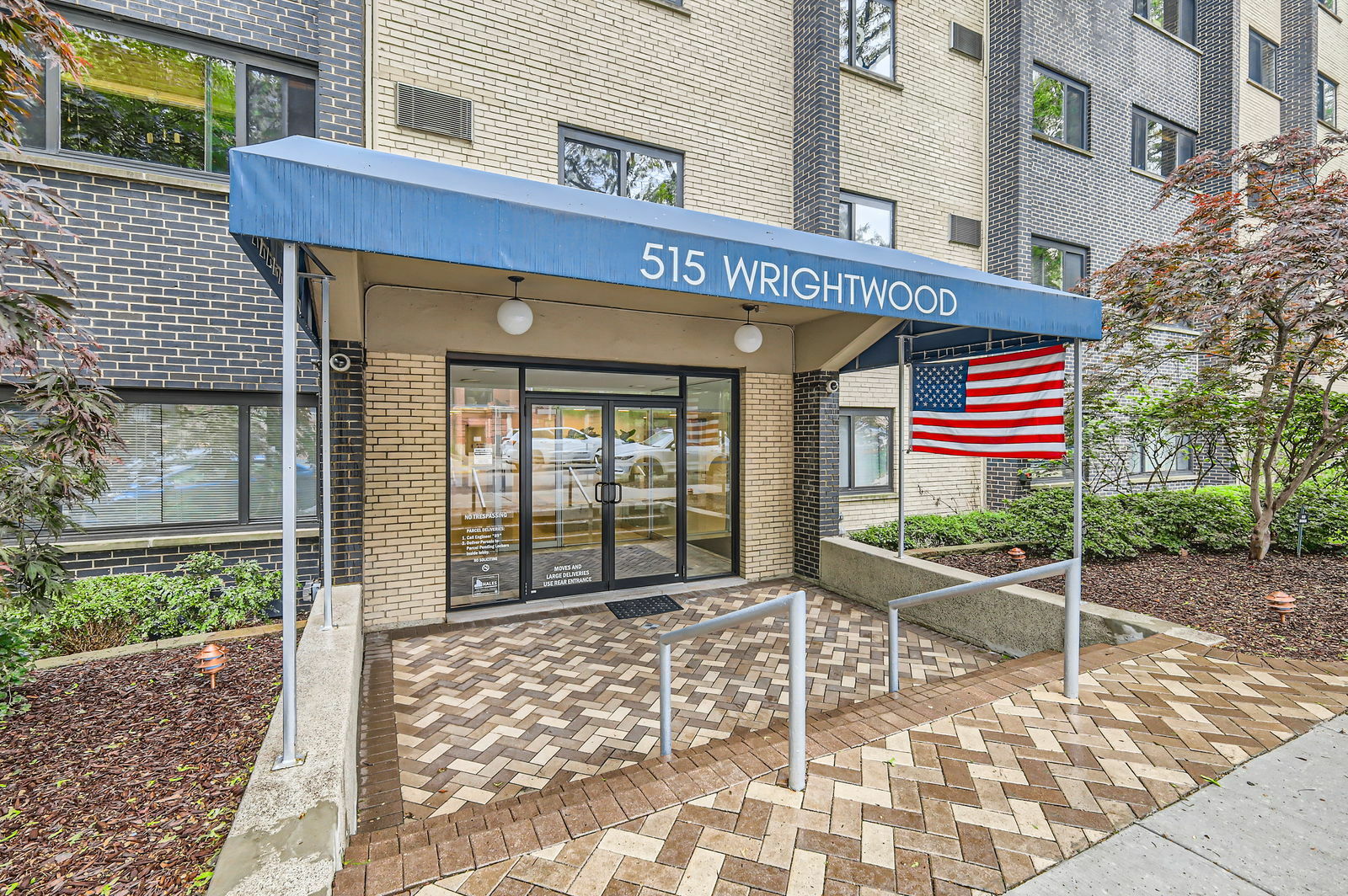 Property Photo: 515 W Wrightwood Avenue 302 IL 60614