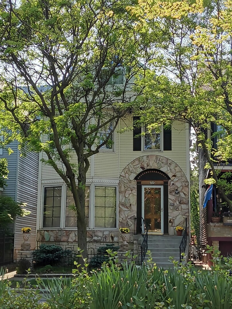 Property Photo: 4244 N Ashland Avenue IL 60613
