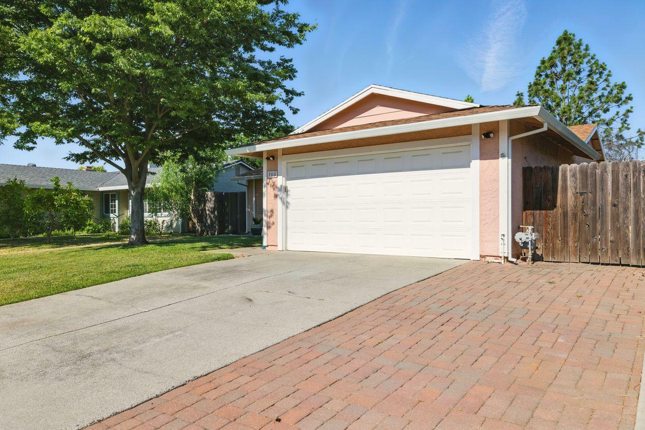 Property Photo: 7113 Reyn Oaks Way CA 95842