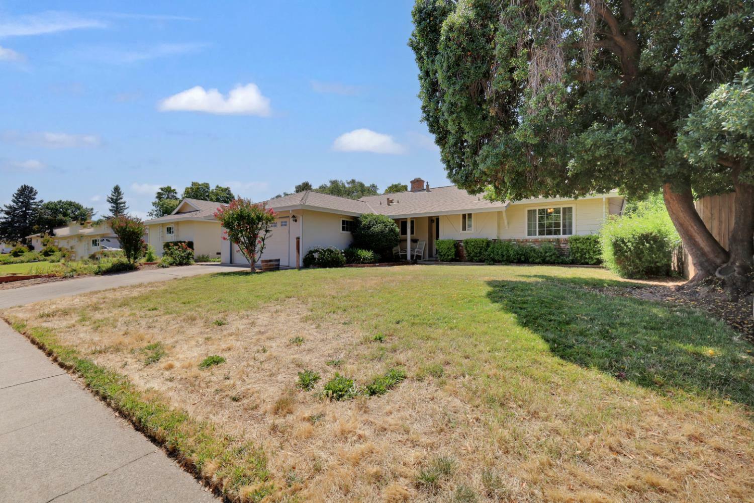 Property Photo: 5726 Verde Cruz Way CA 95841
