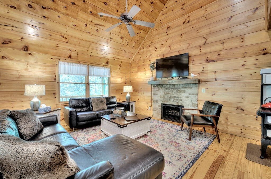 Property Photo:  707 Novena Court  GA 30540 