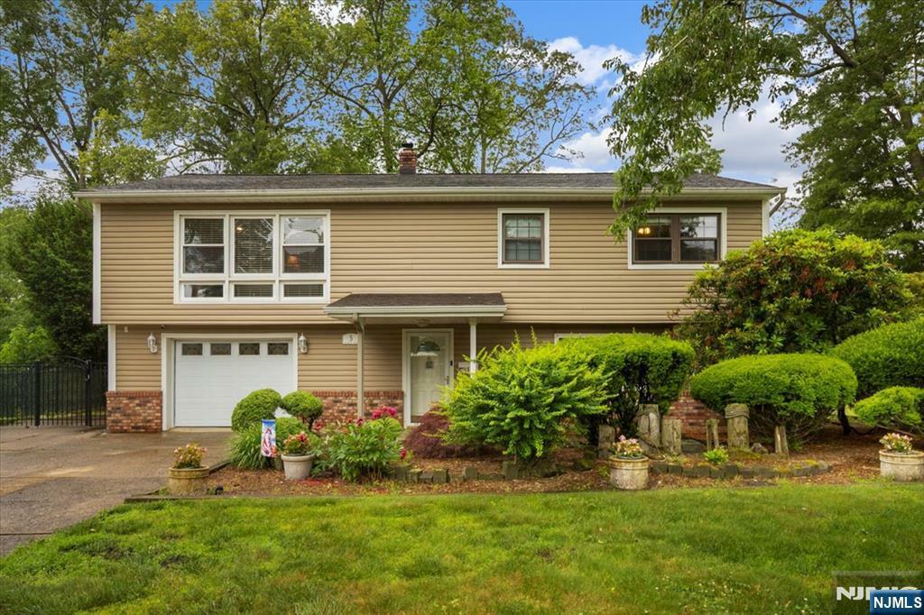 5 Edgewood Court  Ringwood NJ 07456 photo