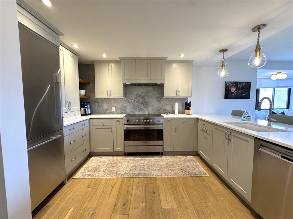 Property Photo: 100 Ledgewood Dr 517 MA 02180