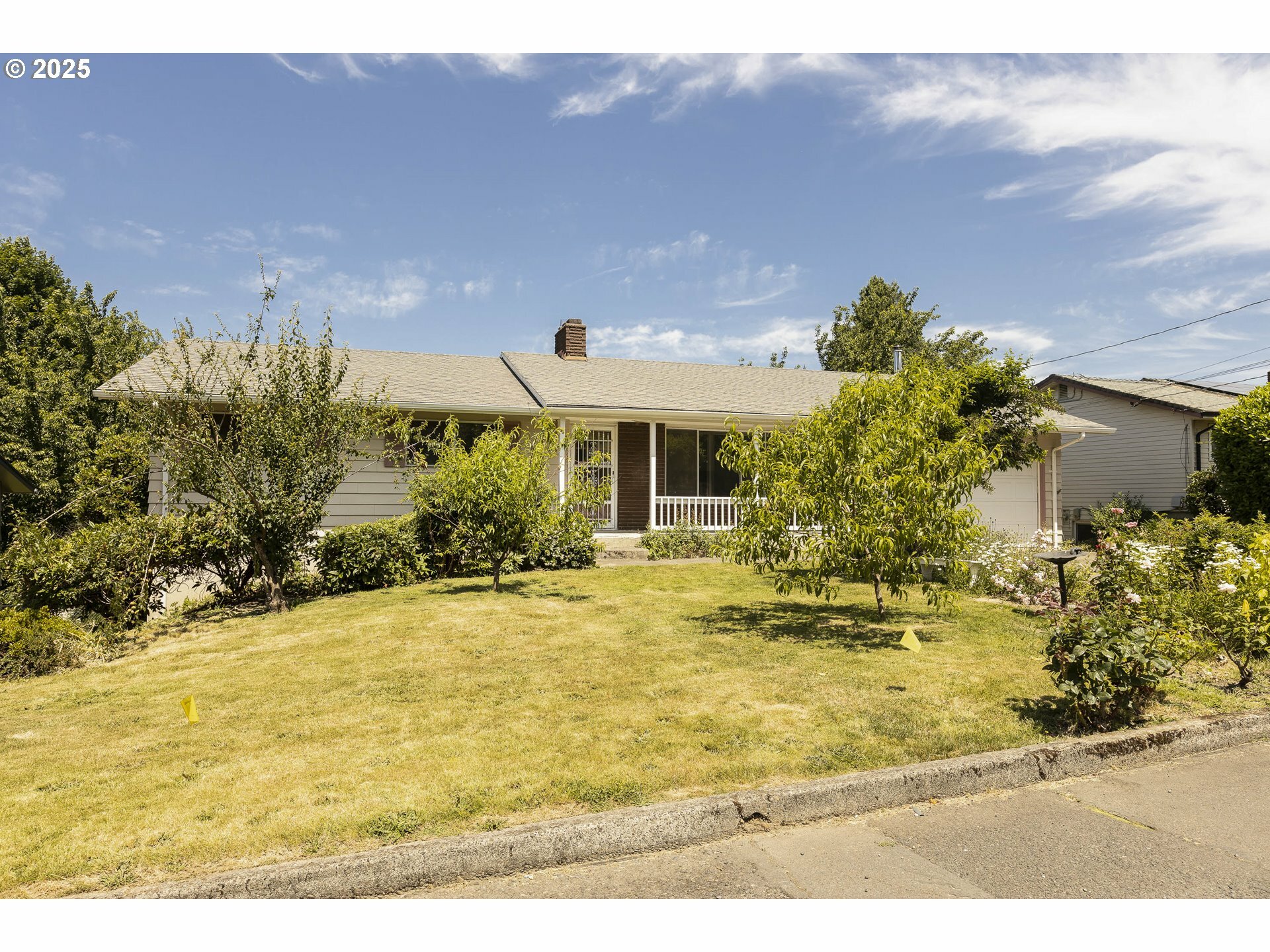 Property Photo: 6935 SE Cavalier St OR 97267