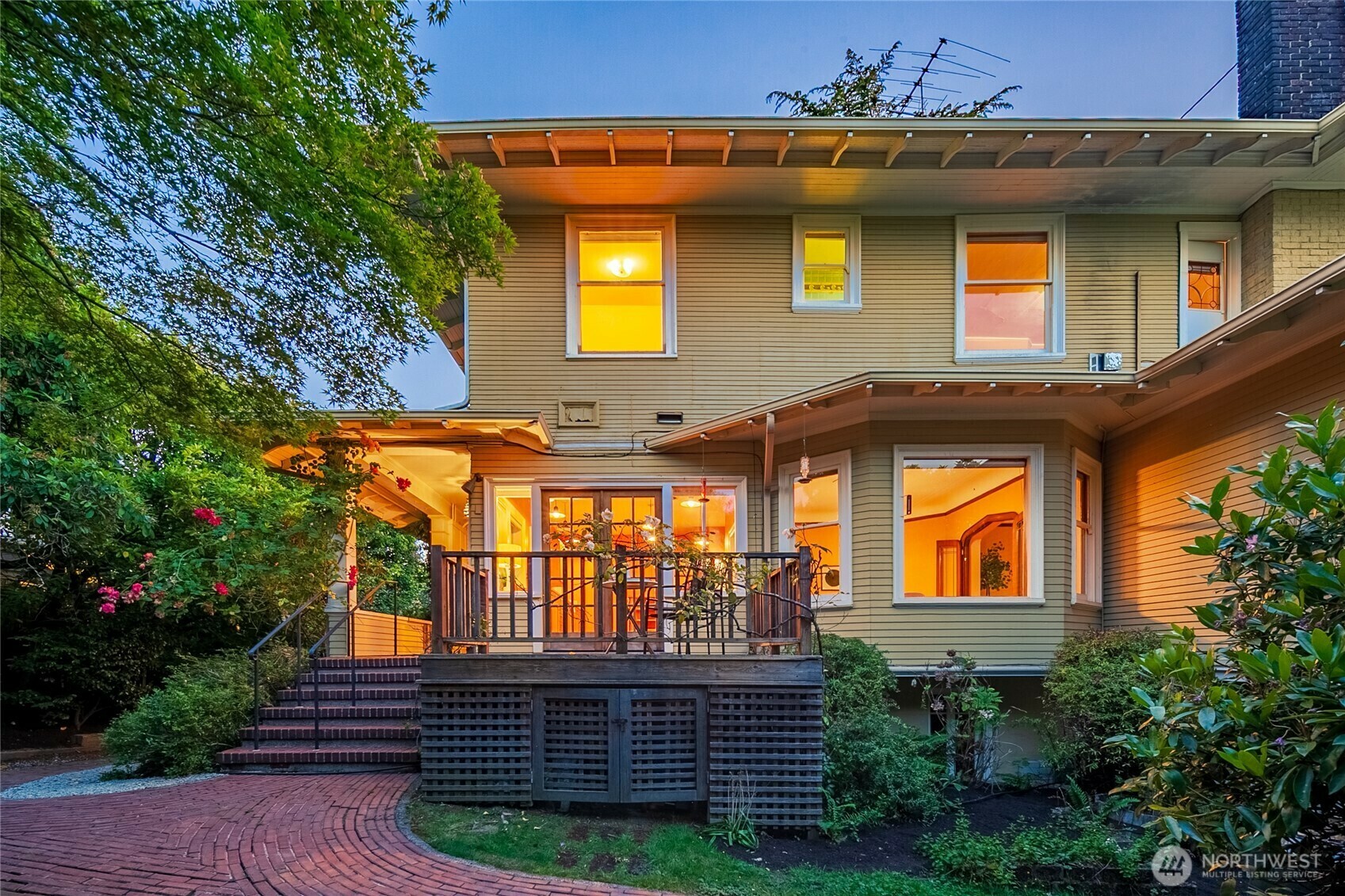Property Photo: 1303 E Lynn Street WA 98102