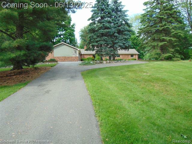 Property Photo: 6448 Tutbury Lane MI 48098