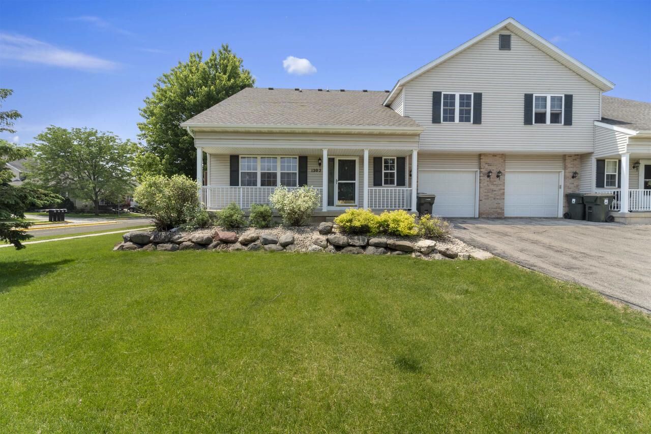 Property Photo:  1202 Homestead Drive  WI 53590 