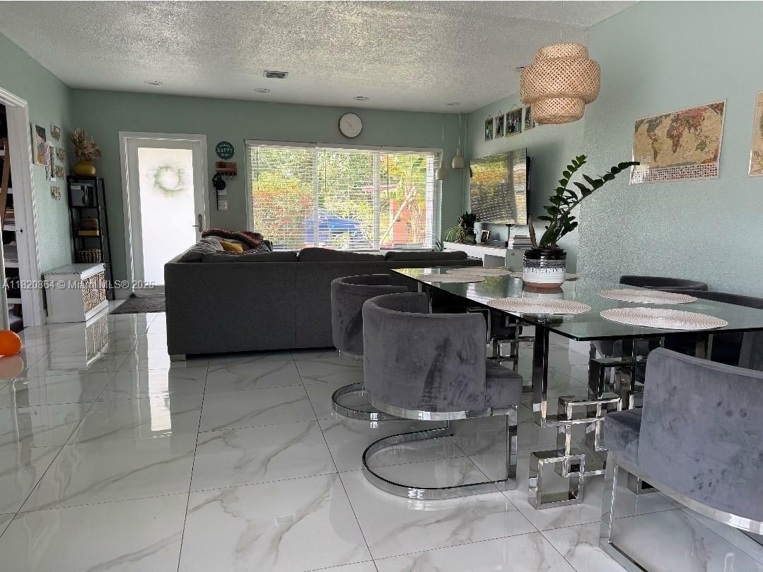 Property Photo: 651 E Evanston Cir FL 33312
