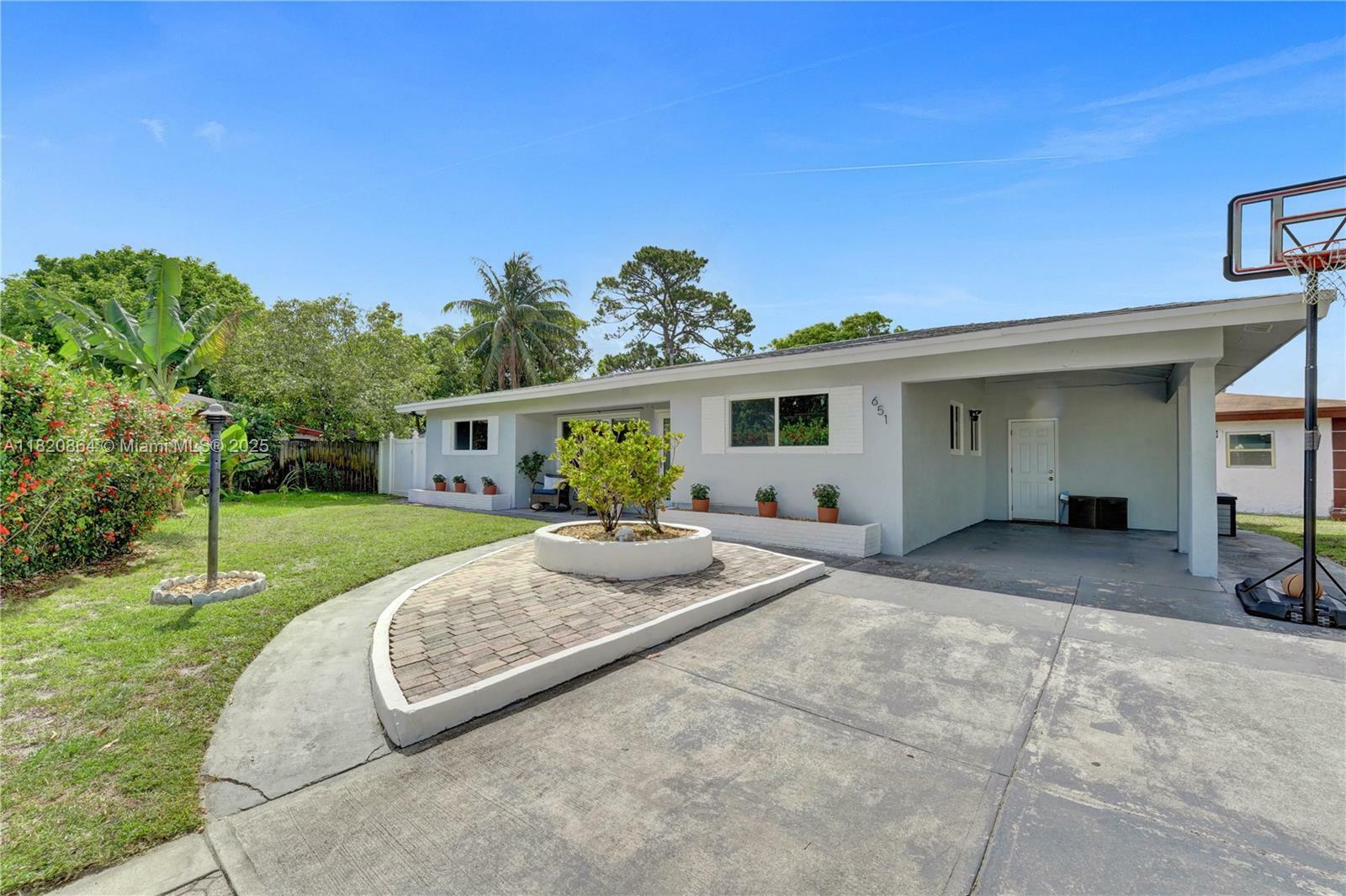 Property Photo: 651 E Evanston Cir FL 33312
