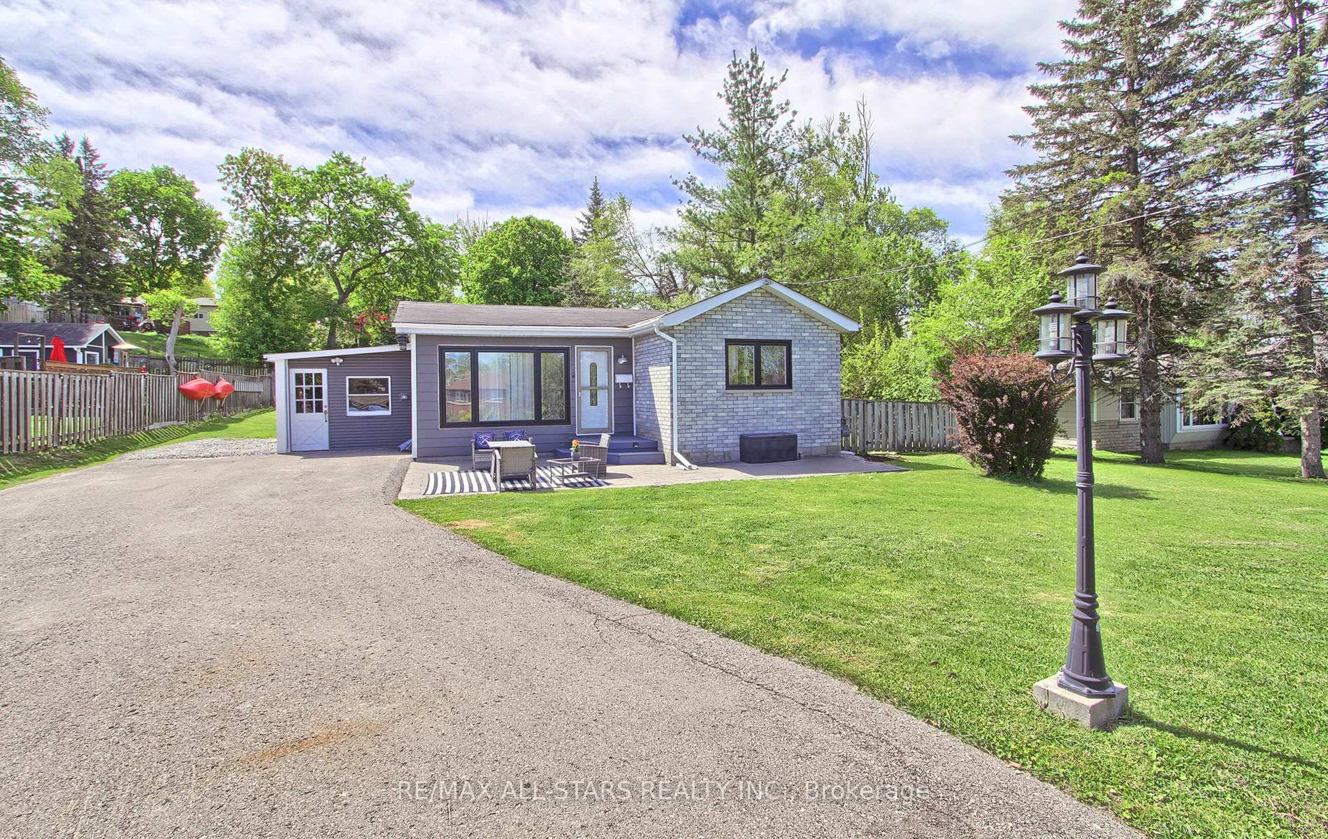 Property Photo: 297 Walter Drive ON L4P 3A8