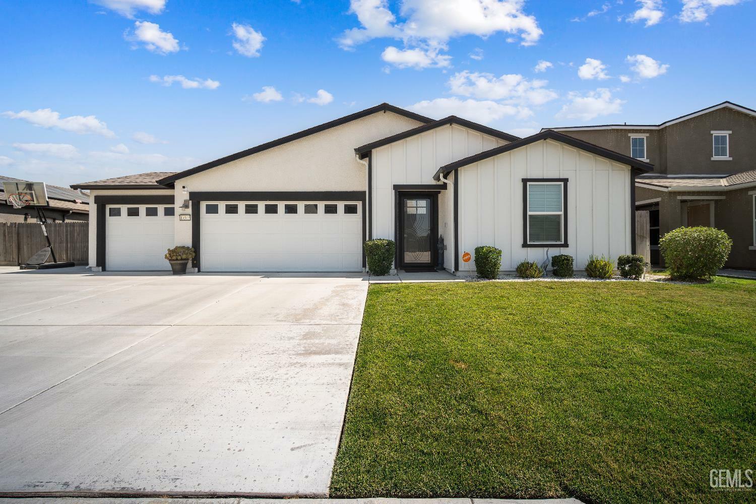 Property Photo:  10303 Fort Sanders Avenue  CA 93311 