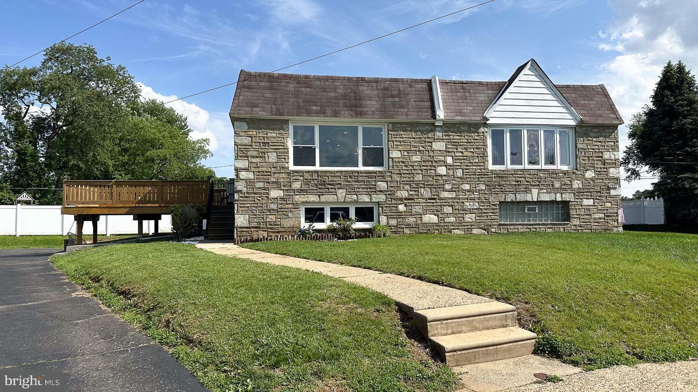 9999 Woodfern Road  Philadelphia PA 19115 photo