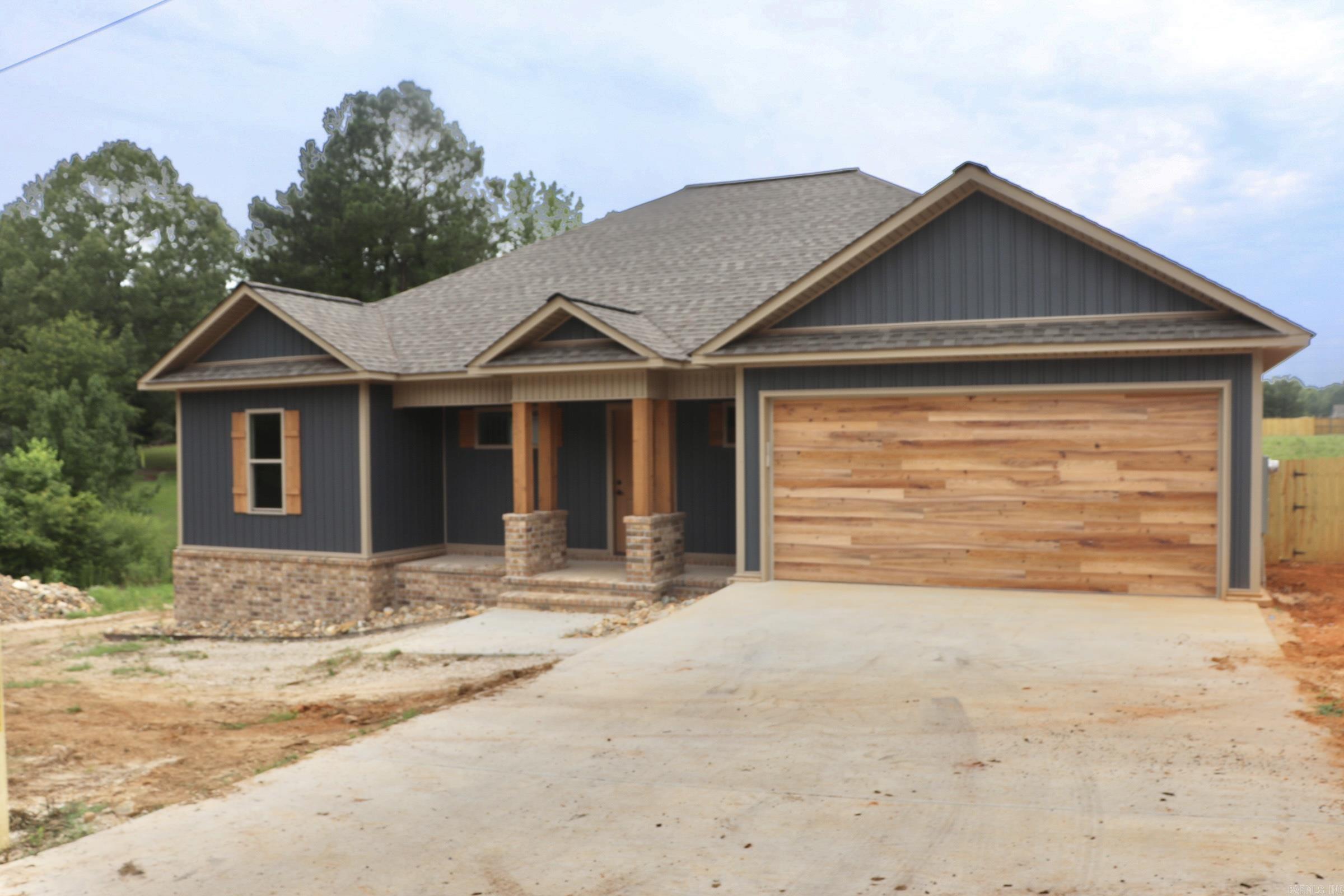 Property Photo:  1001 N Red  AR 72150 