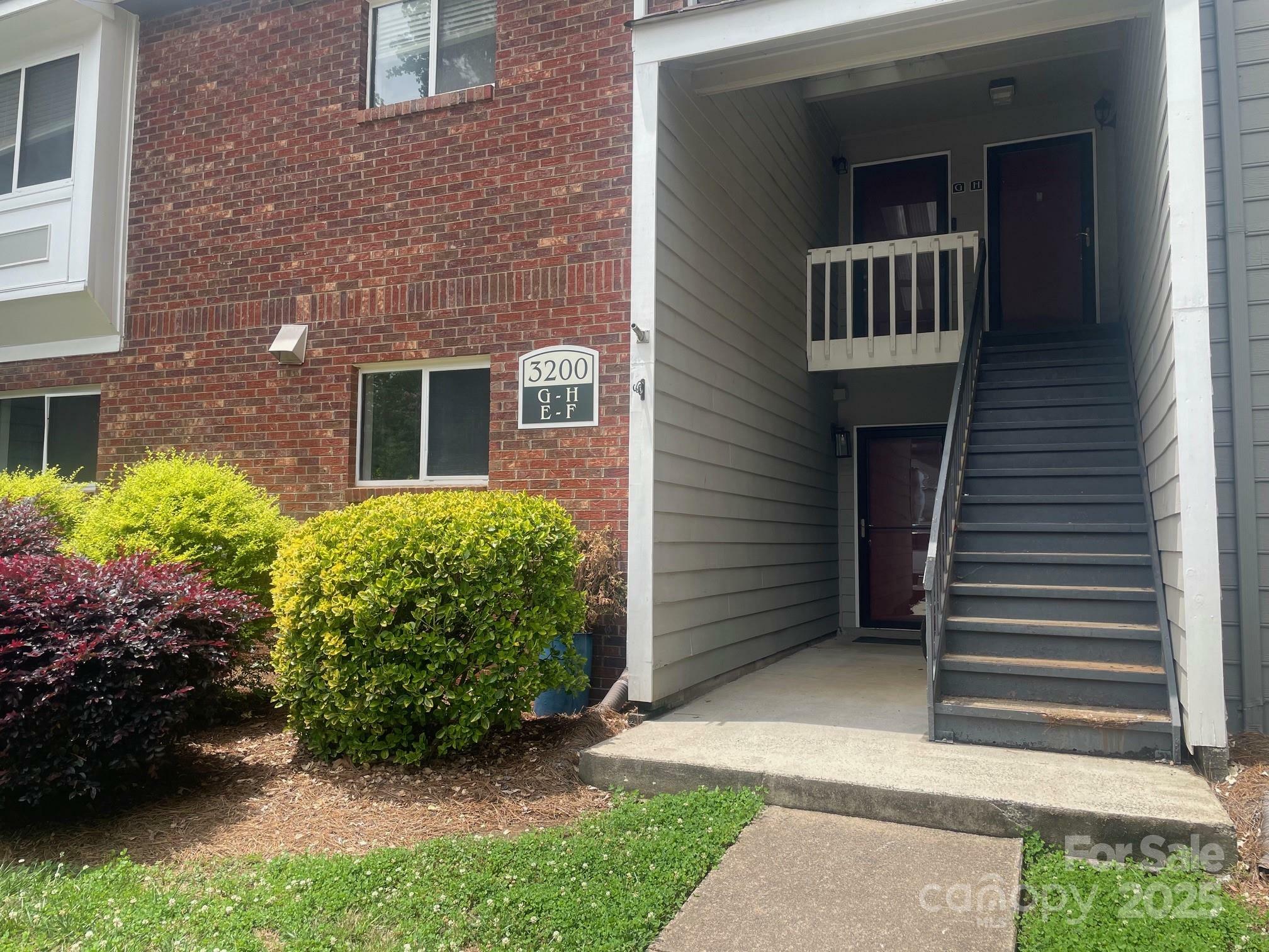 Property Photo:  3200 Heathstead Place  NC 28210 