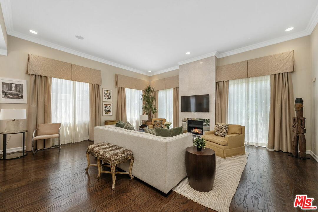 Property Photo: 100 S Wetherly Dr CA 90048