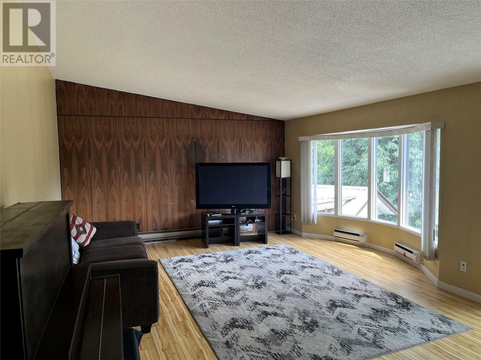 Property Photo: 801 Lynnwood Crescent BC V1N 1E5
