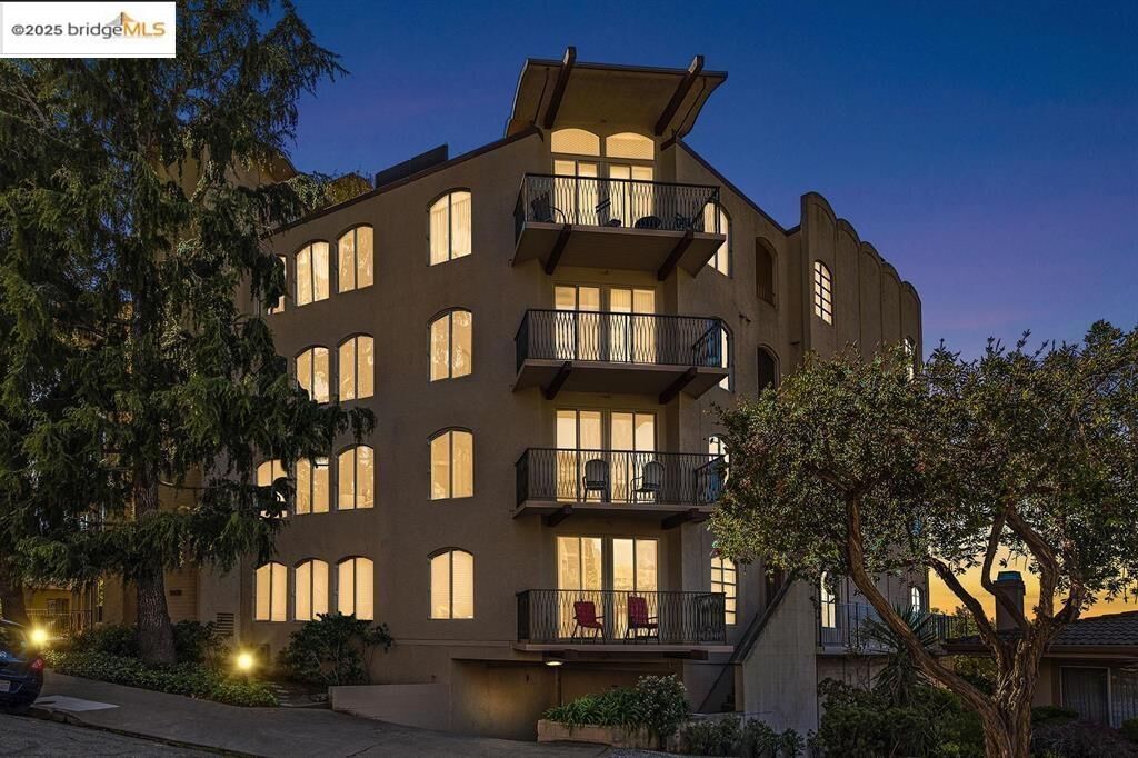 Property Photo: 5405 Carlton St 203 CA 94618