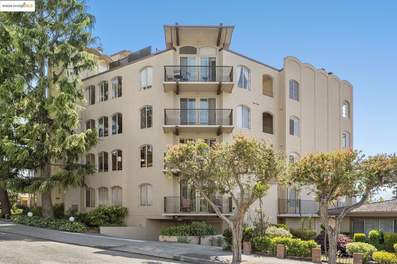 Property Photo:  5405 Carlton St 203  CA 94618 