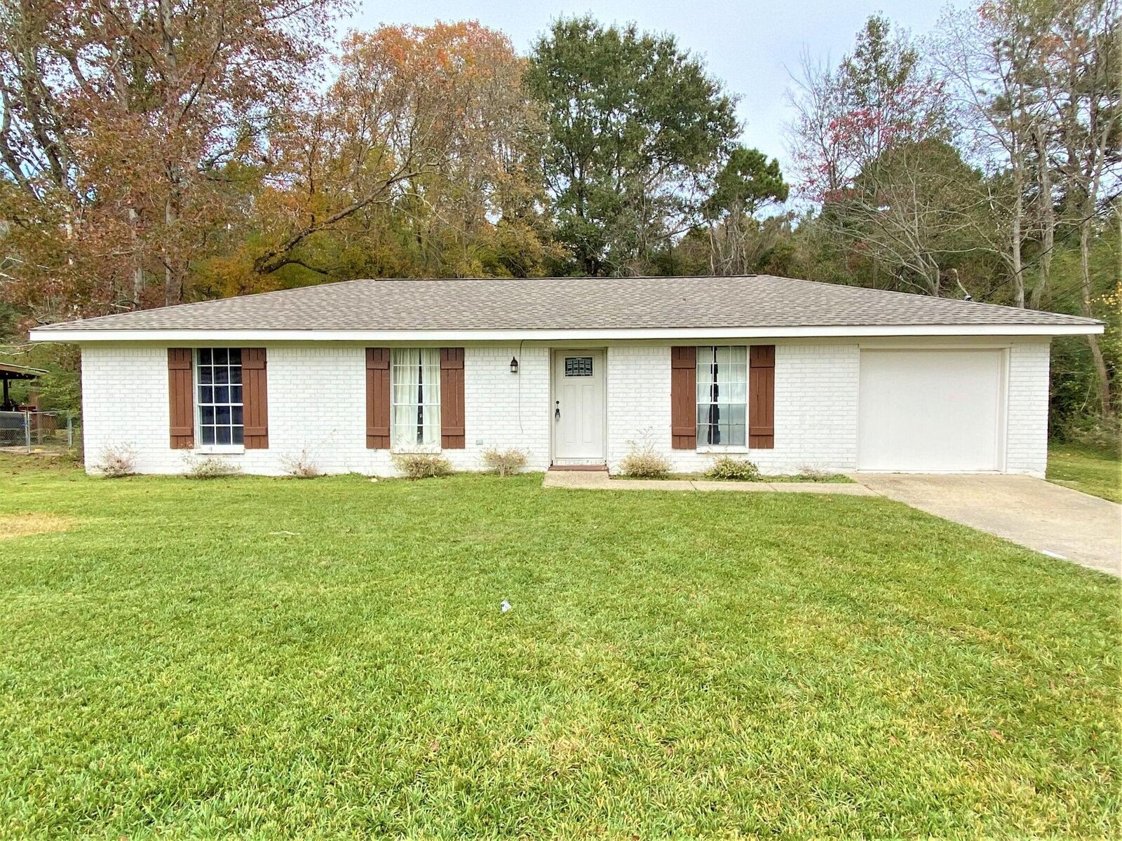 Property Photo:  16 Evergreen Pl  MS 39465