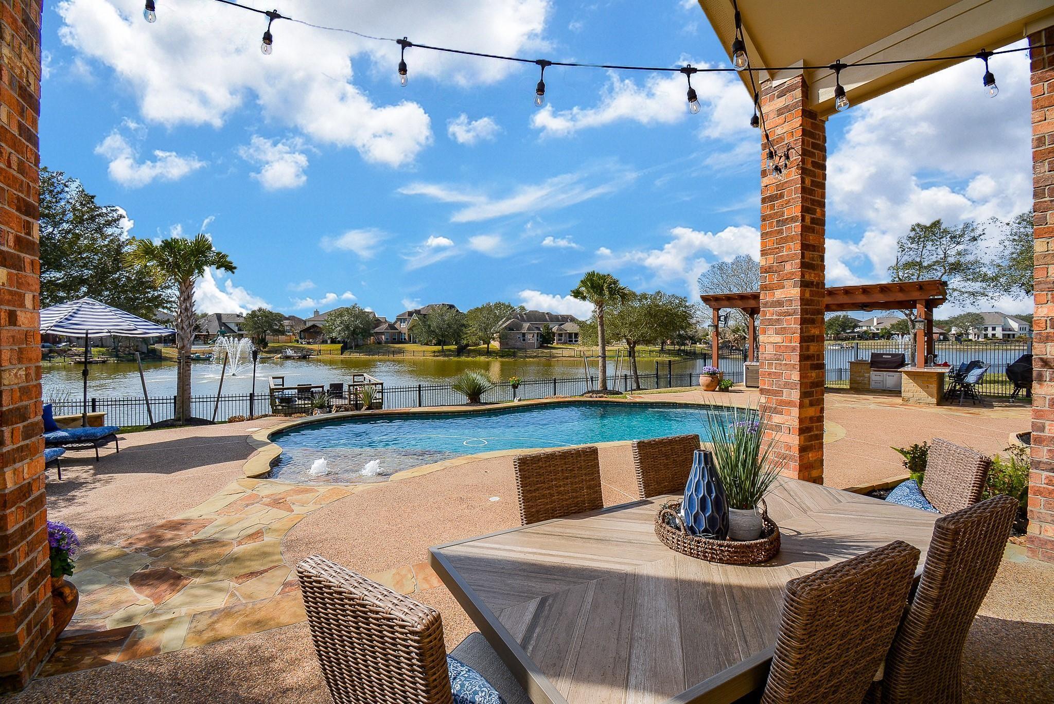 Property Photo: 2011 Lakeside Crossing TX 77494