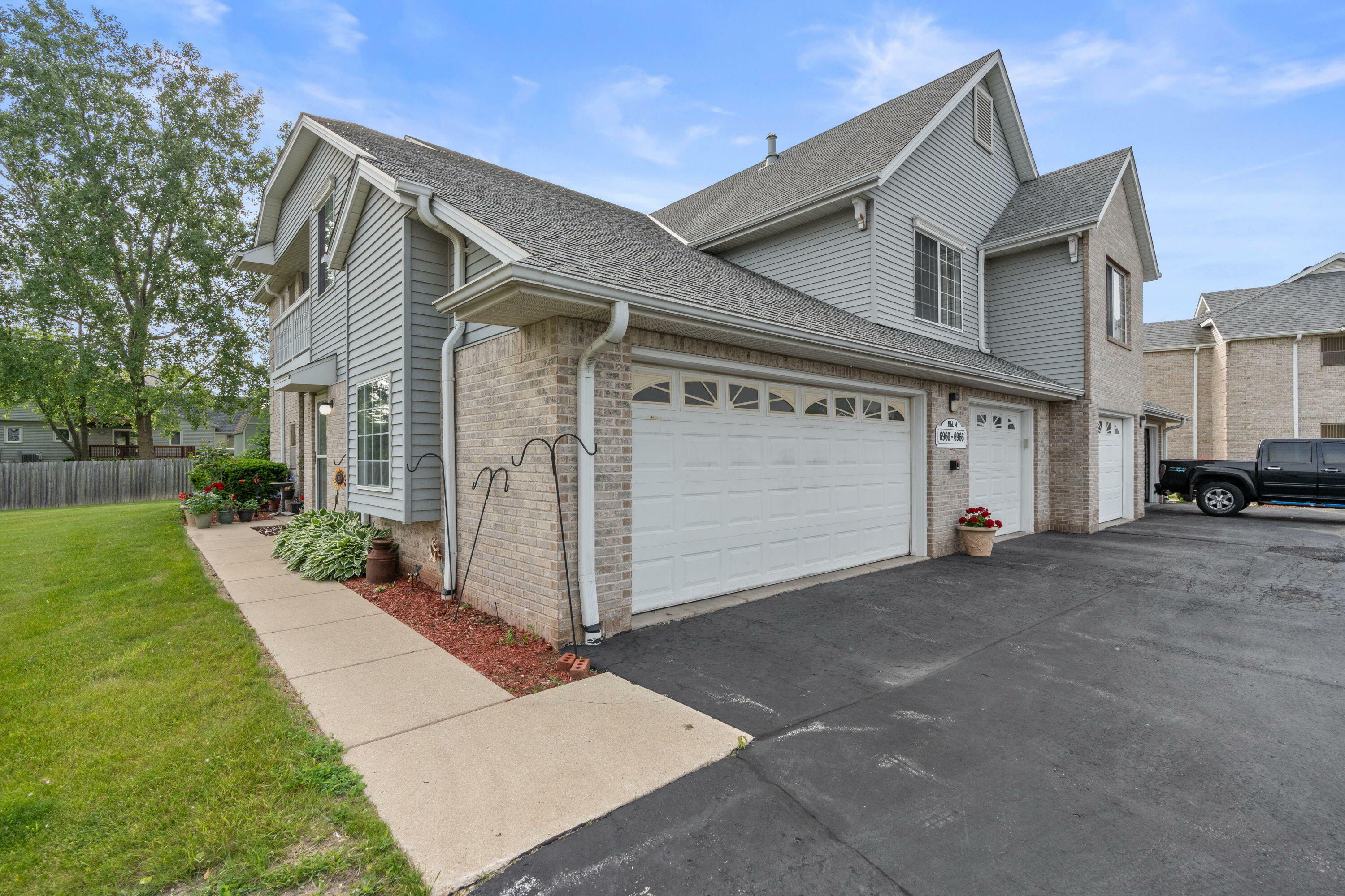Property Photo: 6962 S Rolling Meadows Ct WI 53154