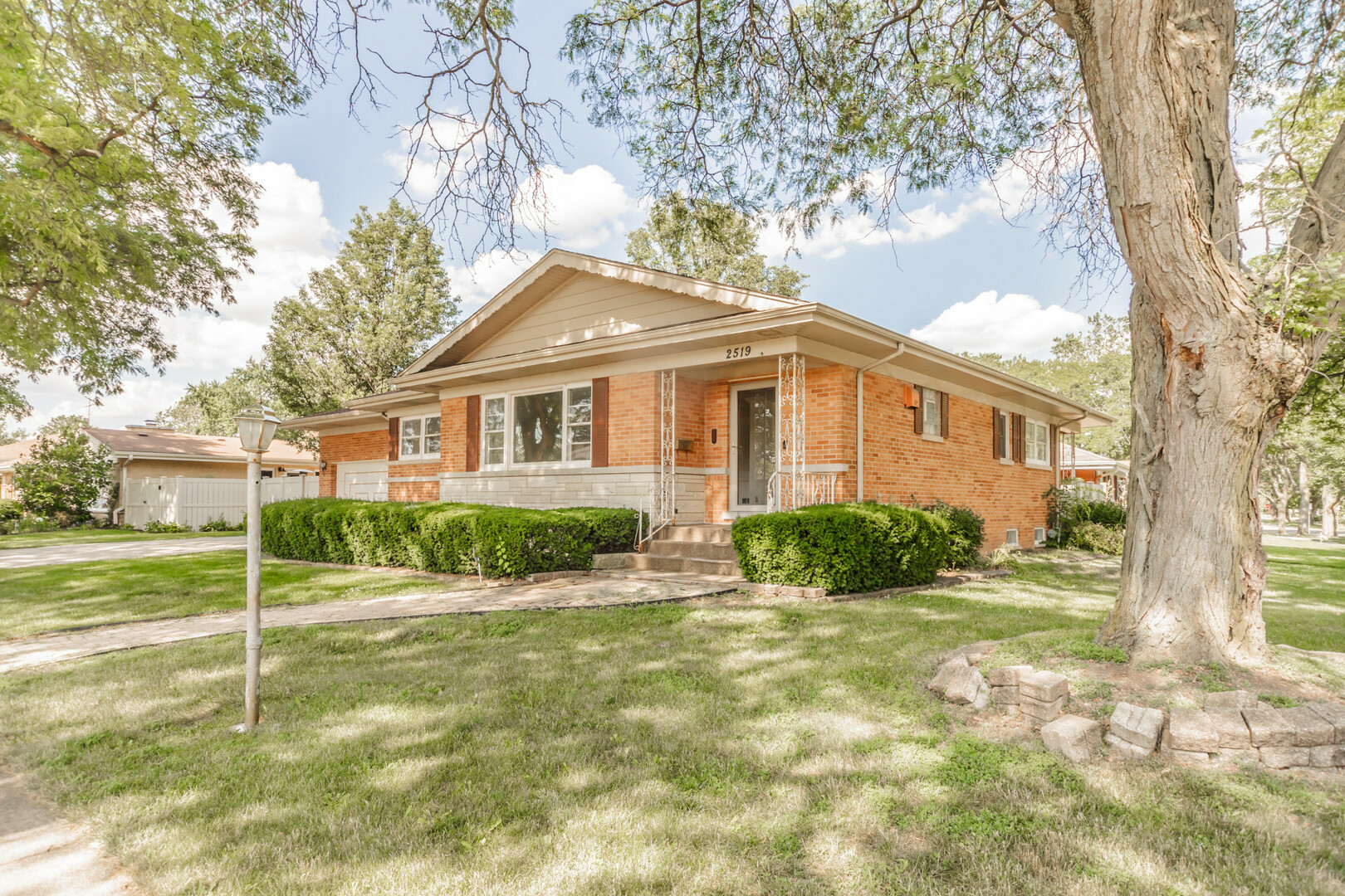 Property Photo: 2519 Sunnyside Avenue IL 60154