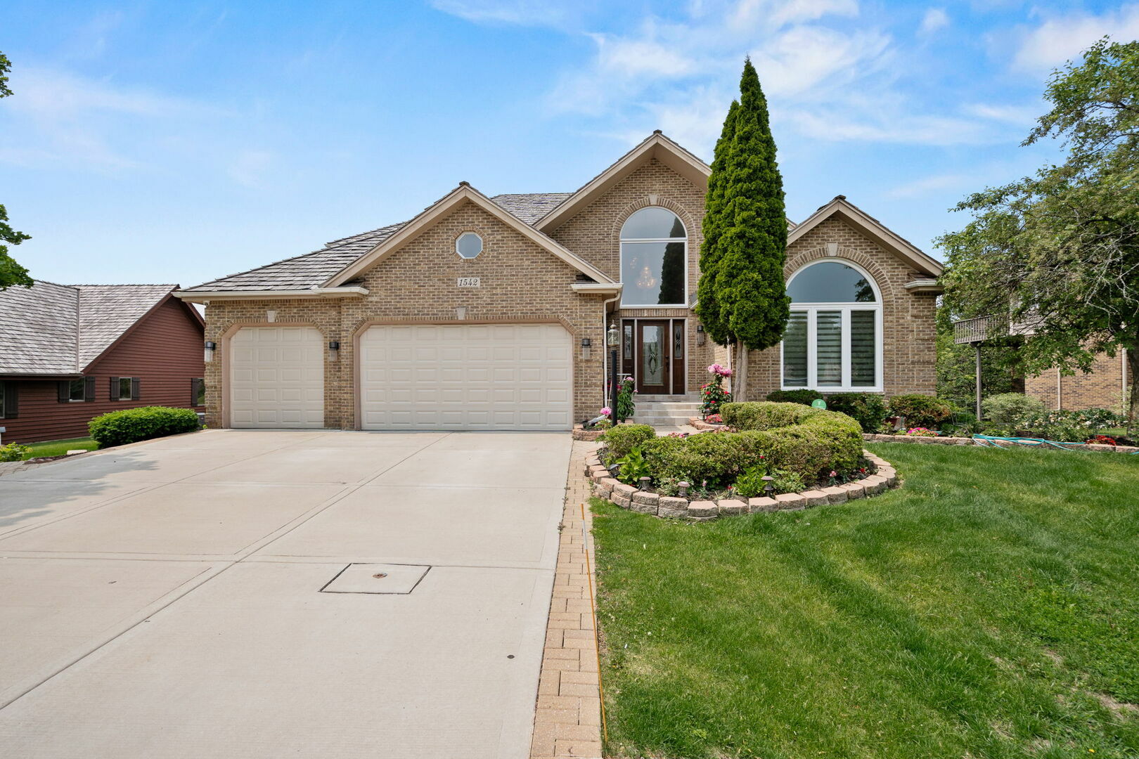 Property Photo: 1542 Woodcreek Trail IL 60103