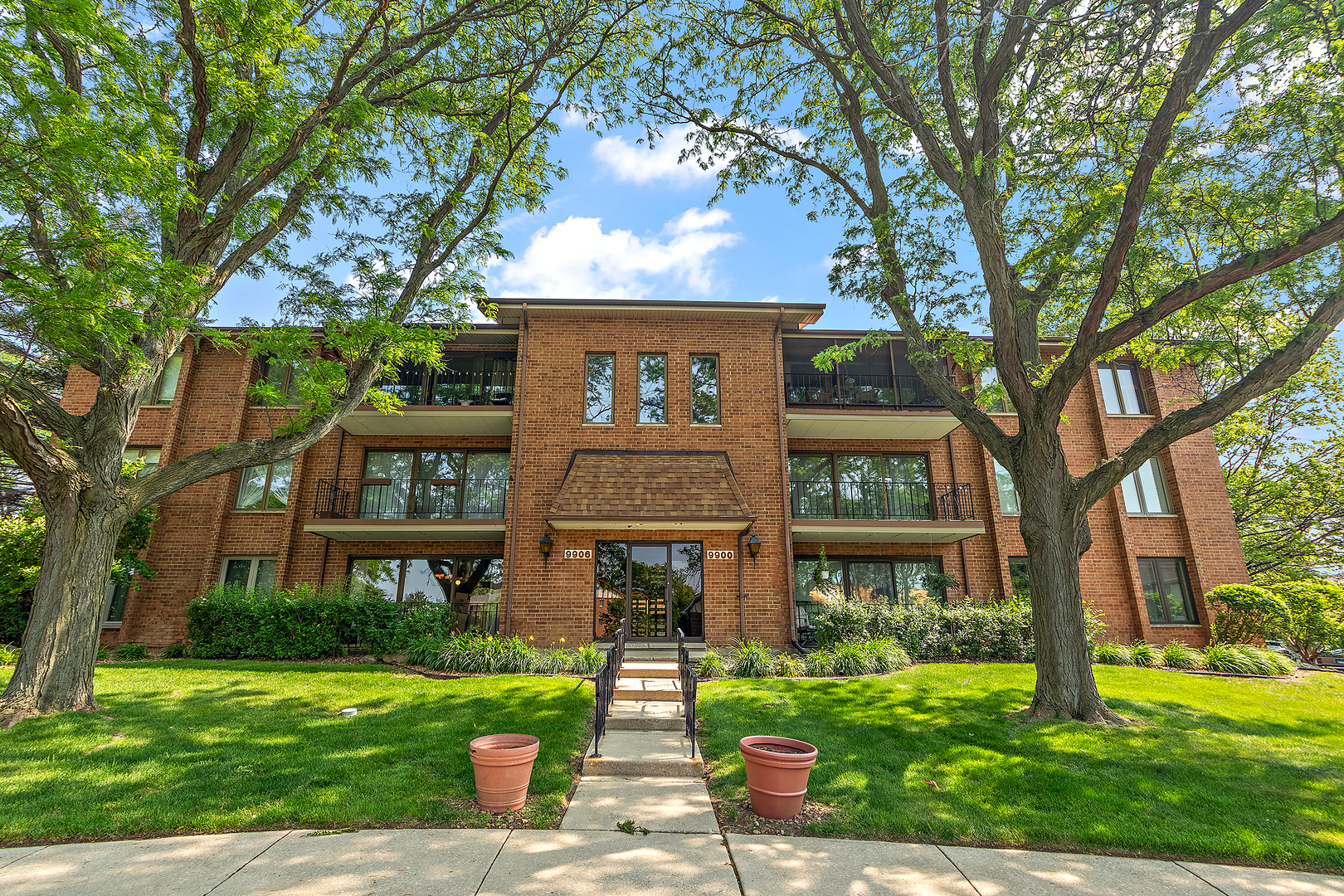 Property Photo: 9900 Shady Lane 3ne IL 60462