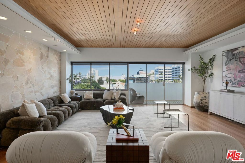 Property Photo: 7135 Hollywood Boulevard 506 CA 90046
