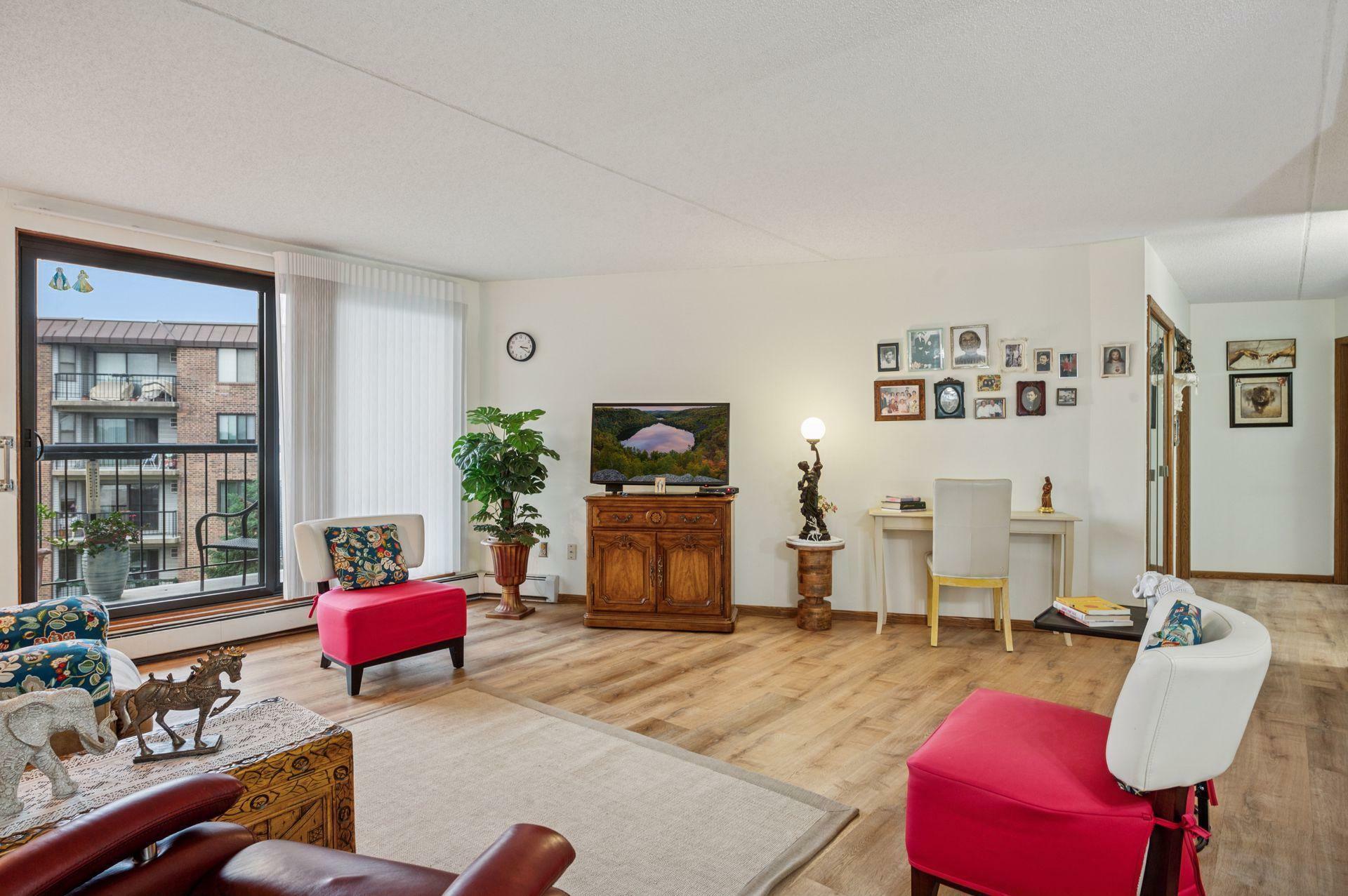 Property Photo: 2601 Kenzie Terrace 402 MN 55418