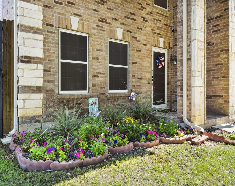 Property Photo: 1729 Thorntree Lane TX 76247