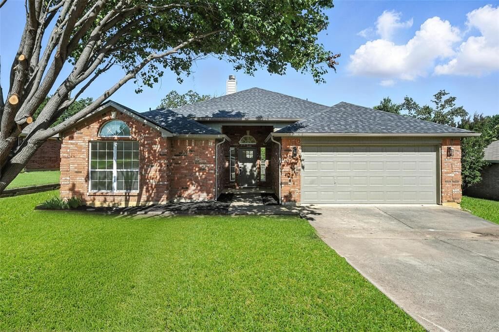 Property Photo: 713 Madeline Court TX 76020