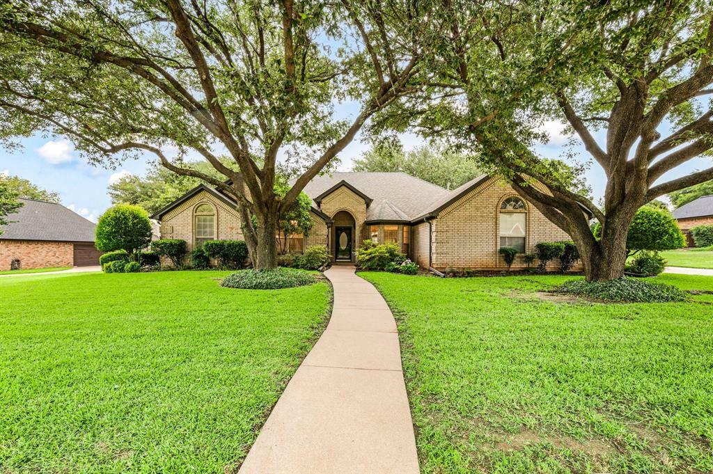 Property Photo: 817 Tall Oak Lane TX 76248