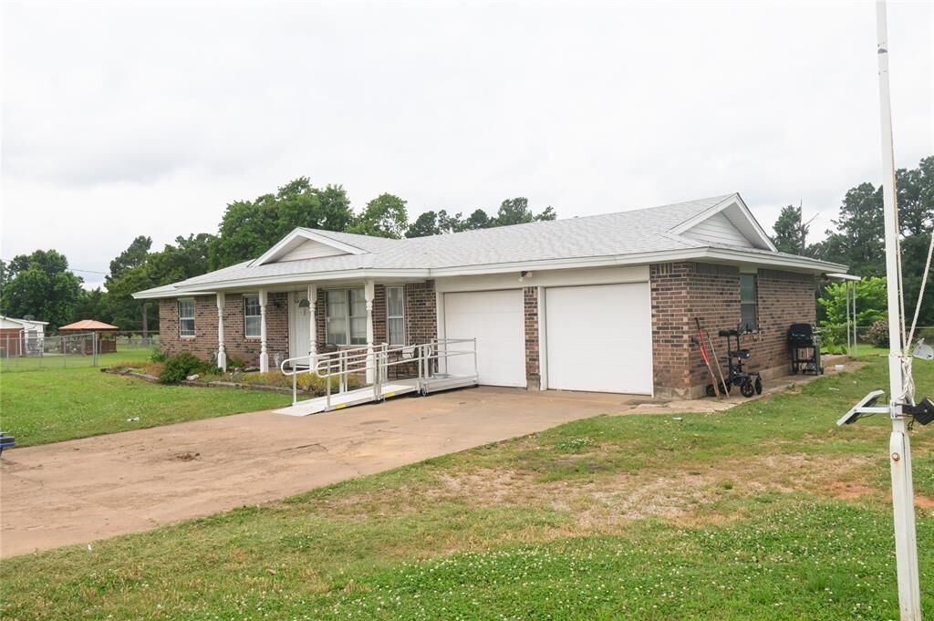 Property Photo: 1383 N Peebly Road OK 73020