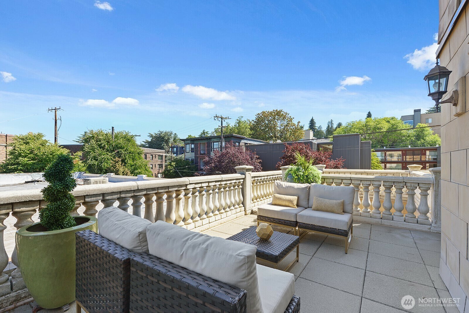 Property Photo: 745 Bellevue Avenue E 201 WA 98102