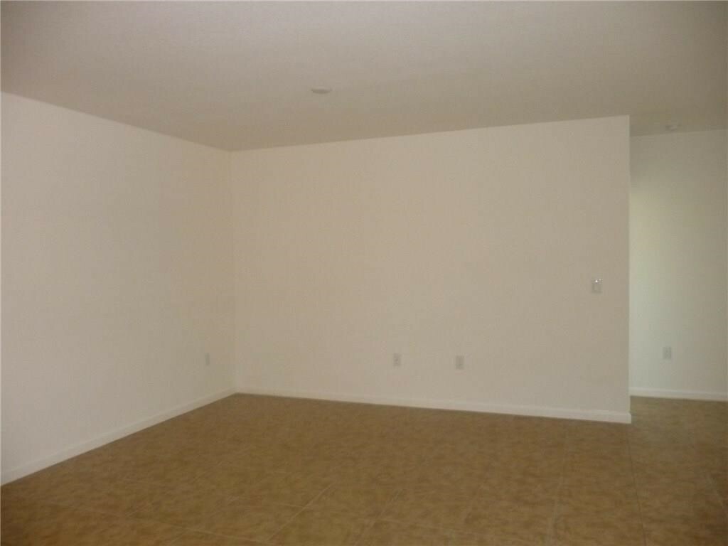 Property Photo: 1300 Lexington Square SW FL 32962