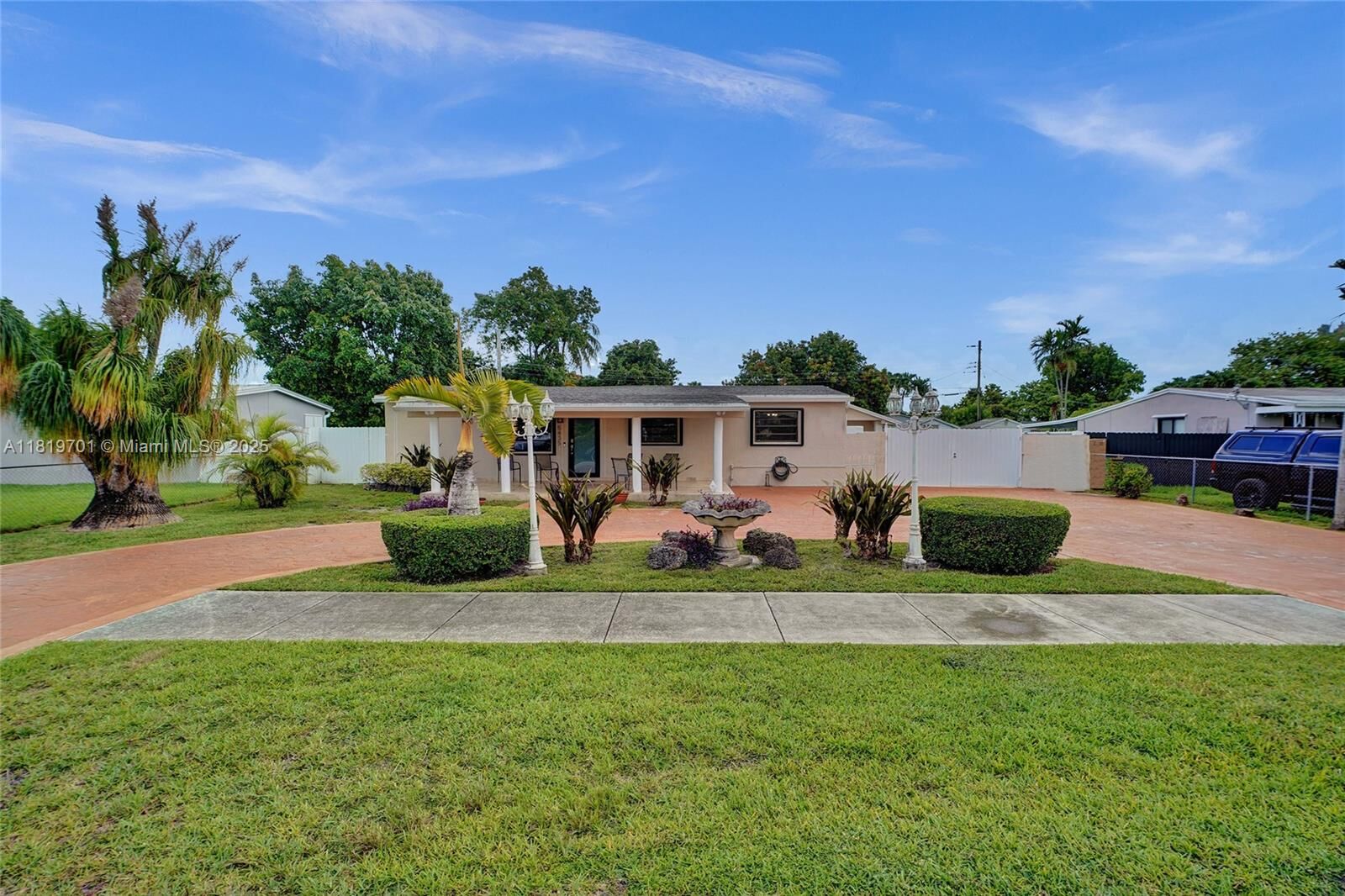 Property Photo:  5435 SW 99th Ct  FL 33165