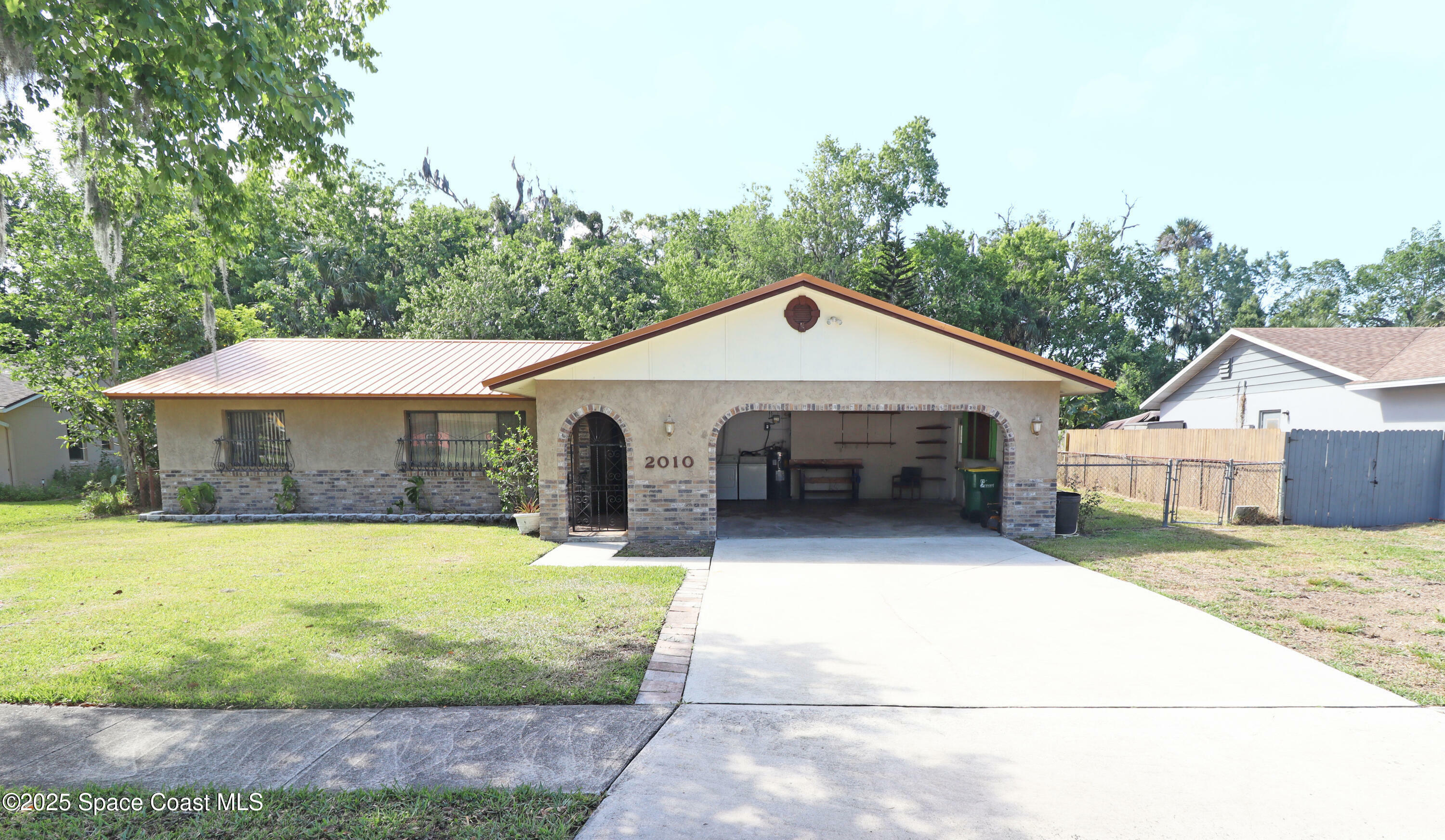 Property Photo: 2010 King Richard Drive FL 32796