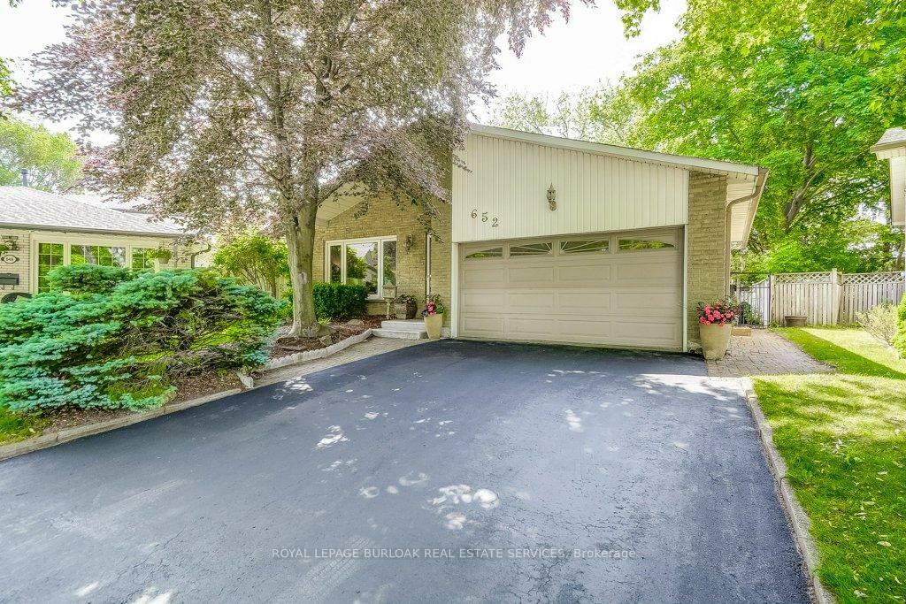 Property Photo: 652 Auburn Crescent ON L7L 5B2