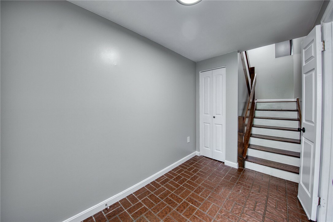 Property Photo:  1586 Pinehurst Dr  PA 15241 
