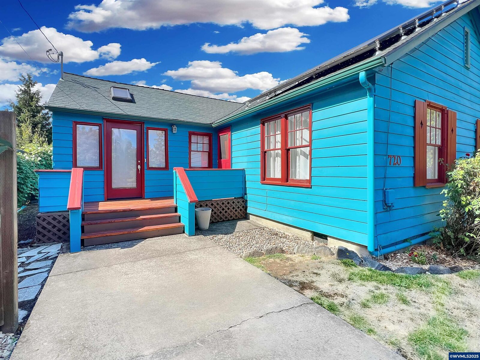 Property Photo:  720 SW 5th St  OR 97333 