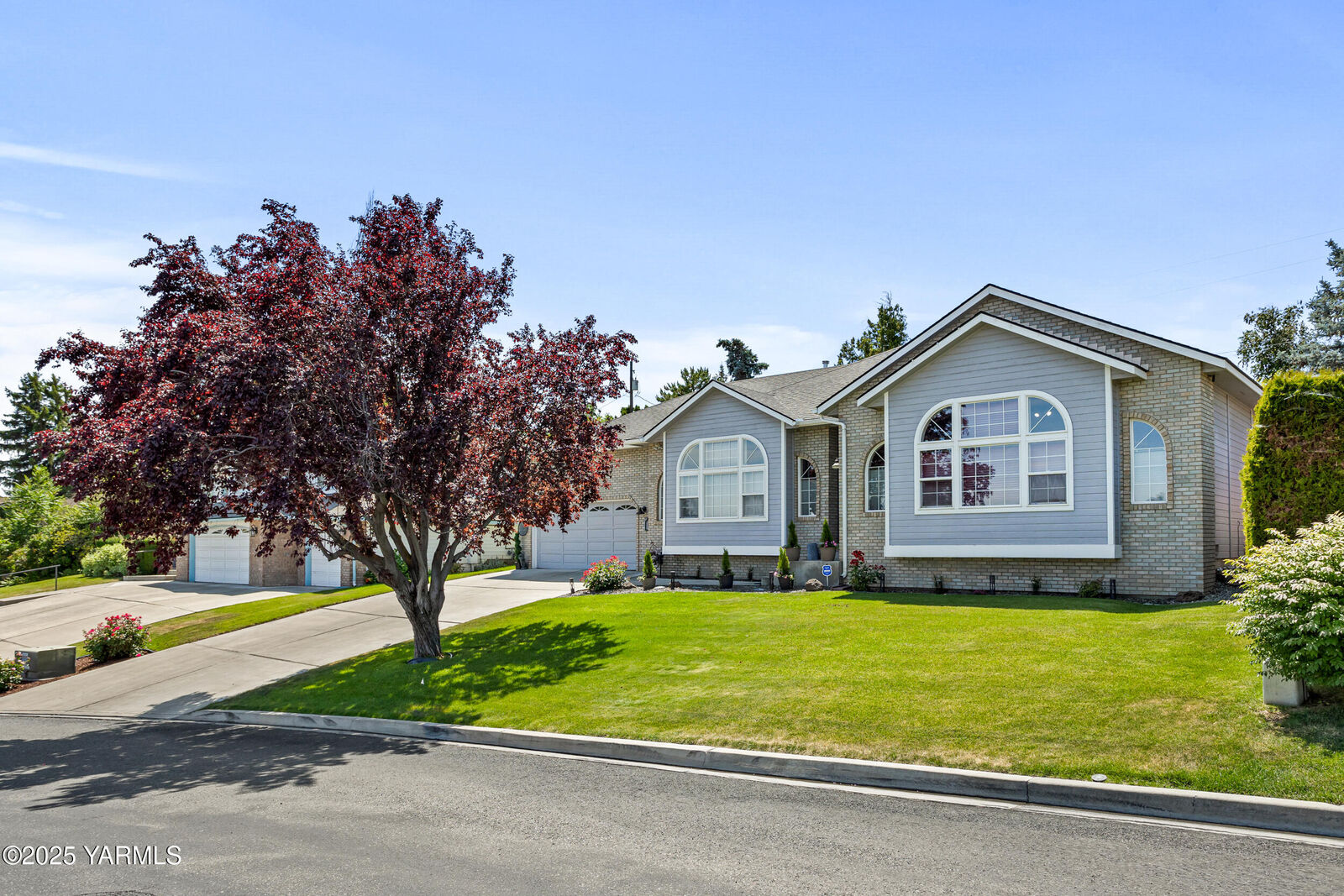 Property Photo: 6 N 78th Ave WA 98908